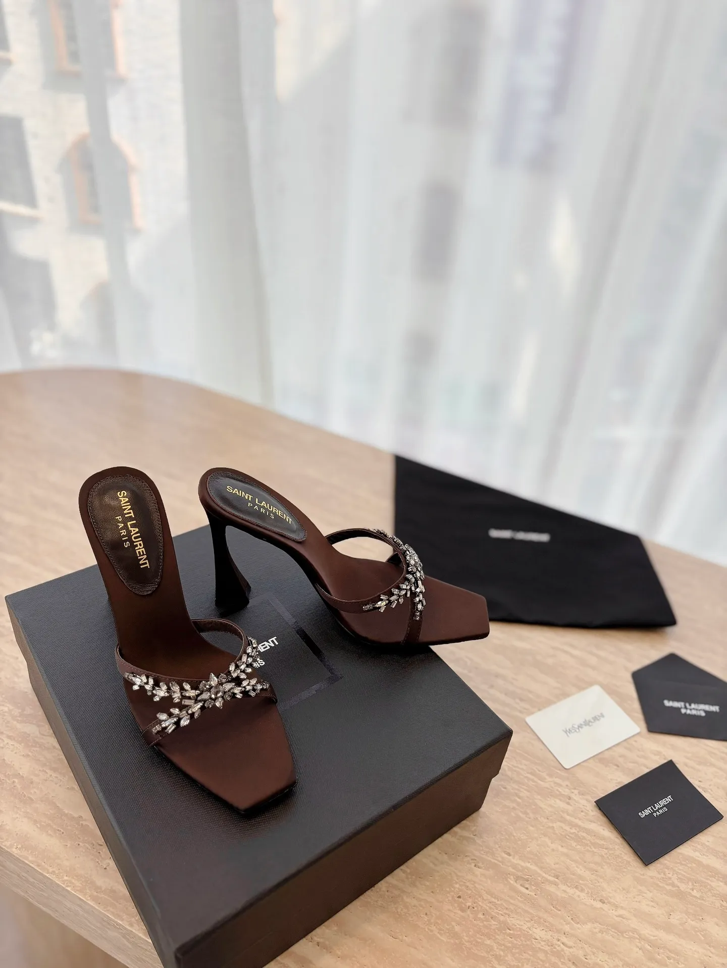 👟👟Ex-factory price 540👟👟 High version "SAINT LAUREN*" Saint Laurent YSL 25ss/spring and summer new catwalk style large rhinestone high-heeled shoes and sandals. Only YSL understands women's hearts best and does not accept refutation. It is a super invincible feminine artifact and a must-have for women (z-product full-body customization, own molded hardware accessories, perfect consistency). Compare the differences between pictures and goods on the market. ✔Upper: Customized imported calf patent leather/silk ✔Lining: Imported 🐑sheep leather ✔Sole: Imported genuine leather outsole ✔Heel height: 10.5cm ✔Number of yards: 35-39 (40 can be customized and non-returnable) (Full set of packaging)
